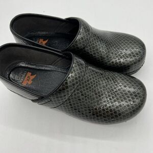 DANSKO XP PROFESSIONAL CLOGS Gray SNAKESKIN PRINT SZ 40